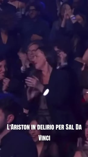 L'Ariston in delirio per Sal Da Vinci. Una carriera partito da bambino: teatro, musica, tormentoni, è il momento della sua consacrazione #saldavinci #sanremo #napoli #tormentone #saldavinciofficial