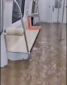 157K views · 2.8K reactions | APOCALYPSE️ Scènes totalement apocalyptiques en Chine dans la ville de Zhengzhou qui connaît des inondations terribles, ayant déjà tuées plus de 25 personnes. Il est tombé en deux jours l'équivalent d'une année normale de pluie dans la région. Les inondations ont provoqué d'autres catastrophes, notamment l'explosion d'une usine (en vidéo de vidéo) où encore des éboulements et affaissement de terrain. | Cerveaux non disponibles | Facebook