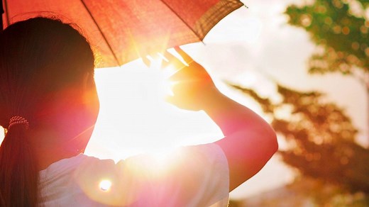 夏バテの解消【鍵は腸と自律神経にアリ】夏の疲れ・胃腸の不調を一気に整える「夏バテ撃退ストレッチ」 | ヨガジャーナルオンライン