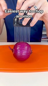 Use a hair pick to evenly slice an onion #onions #haircomb | Home Hacks & Easy Snacks