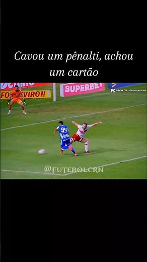 Jogador do Avai tenta enganar o juiz. Ele não sabia que o VAR, as vezes é dedo-duro. Santa inocência