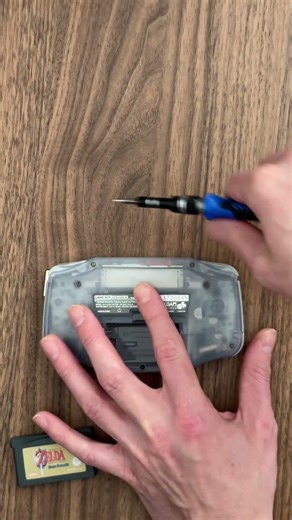 I Bought a ‘Broken’ Game Boy Advance... Fixed in 10 Seconds