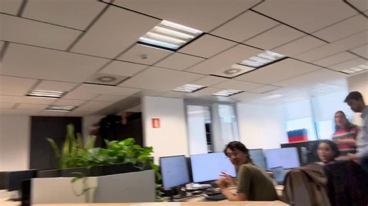 ¿Quién no se emociona con un unboxing? 🎁 En Saint-Gobain hemos querido sorprender a nuestro equipo con una experiencia diferente. Cada pieza de Chryso, Climalit, Ecophon Spain, Isover - Aislamiento Sostenible, Placo Soluciones Innovadoras en Yeso y Weber, simboliza cómo nuestras marcas y soluciones se integran para construir espacios más sostenibles, eficientes y confortables. La reacción de sorpresa y entusiasmo en la oficina lo dice todo: juntos, cada pieza y cada marca forman parte de un mis