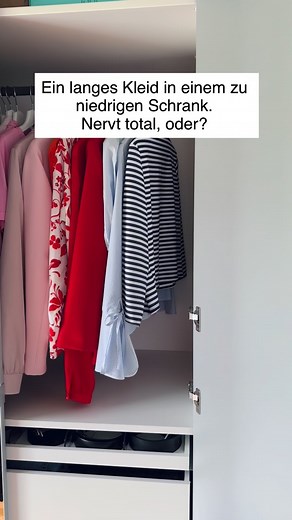 Ein langes Kleid und ein zu niedriger Schrank? So nutzt du jeden Zentimeter richtig. Hohe Schränke sind überflüssig und rutschfeste Bügel machen’s perfekt. SCHRANKORGANISATION ORDNUNG IM KLEIDERSCHRANK PLATZ SPAREN KLEIDER RICHTIG HÄNGEN ORDNUNGSLIEBE HÄNGE-TECHNIK | dieordnungsliebe