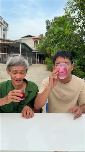 Ông nội đã chọn Cốc Cocacola nhỏ và tặng cho chàng trai một món quà bất ngờ to đùng. #shorts