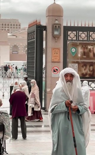 Exploring Traditional Middle Eastern Attire in Urban Settings