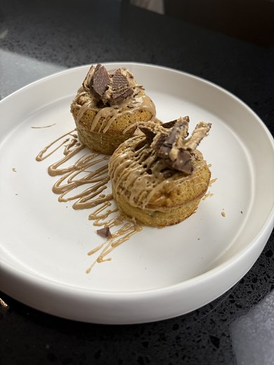 La queen des desserts débarque dans ma cuisine pour faire un FONDANT AU CHOCOLAT BUENO 😍🔥 Honnêtement… un des meilleurs desserts que j’ai mangés. Recette 🍫 1 tasse de crème de noisettes 🧈 1/4 tasse de beurre non salé, fondu 🍬 2 c. à soupe de sucre 🥚 2 œufs entiers 2 jaunes d’œufs 🌾 1/4 tasse de farine 🌼 1 c. à thé d’essence de vanille 🍫 Bueno écrasé Cuire le tout à 350°F pendant 10 à 12 minutes Bon appétit 😋✨ #Bueno #chocolate #foodporn #chocolatelover #chocolatecake #chocolatelovers #