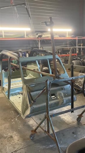 🔧 Pour travailler proprement, il faut parfois fabriquer ses propres outils. Tourne-broche maison pour retourner la caisse et peindre correctement des deux côtés. Pas de bricolage. Juste des solutions adaptées au chantier. 👉 Abonne-toi si tu aimes voir l’envers du décor des restaurations 👀 La suite du chantier arrive 💬 Ingénieux ou inutile selon vous ? #Dyane #RestaurationAuto #AtelierMCDA #ChantierLourd #Anciennes #PassionAuto #TeamMCDA | MCDA