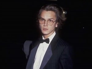 他曾是好莱坞最耀眼的影星之一，但因一场意外陨落于1993年的黑夜。