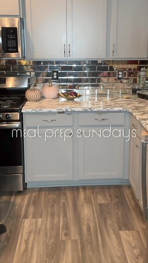 123K views · 1.4K reactions | Happy Sunday! Today’s meal prep is all about delicious repeats. I made juicy salmon with lemon, garlic mashed cauliflower, and for breakfast, bagel thins with cream cheese. Snacks include veggie straws, an apple, and a Nutri-Grain bar. Did you meal prep today? | Danielle Nekole | Facebook