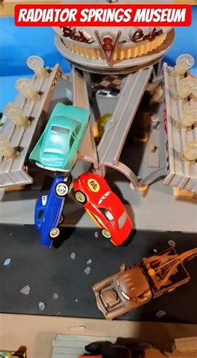 Pixar Cars Flo at the V8 Cafe with Lightning McQueen Smash Up Derby #flo #lightingmcqueen
