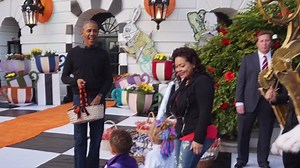 101K views · 1.9K reactions | Barack Obama sings 'Purple Rain' to trick-or-treating kid dressed as Prince (Credit: Twitter/masterwilliams via Storyful) | Yahoo Canada | Facebook