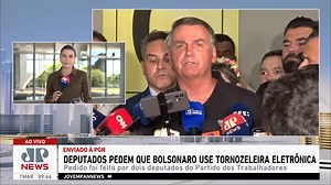 Os deputados do PT pediram à Procuradoria Geral da República, que o ex-presidente Jair Bolsonaro seja monitorado com tornozeleira eletrônica. Os deputados Lindbergh Farias e Rogério Corrêa também querem que Bolsonaro seja impedido de sair de Brasília ou se aproximar das embaixadas brasileiras. #JornalDaManhã | Jovem Pan News
