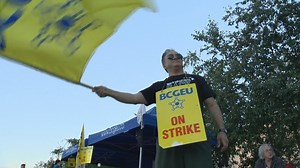 B.C. government workers on strike are escalating their job action as they enter week two on the picket line. Richard Zussman reports the union is calling on members to refuse all non-emergency overtime. More: https://globalnews.ca/news/9076858/bcgeu-strike-overtime-ban/ | Global BC