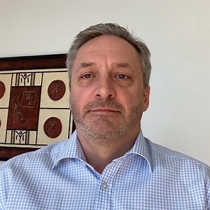 Danke an alle, die die Netze stabil halten! 📶🙏🏻 Auch diese Woche gibt unser Technik-Chef Walter ein Update zum Telekom Netz. Es wird doppelt so viel telefoniert wie üblich, im Festnetz steigt der Datenverkehr an, im Mobilfunk geht er runter. Wir bleiben zuhause! 🏠 #wirsindfüreuchda | Deutsche Telekom