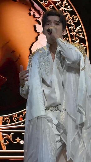 Los trajes de Dimash en este concierto fueron hermosos, pero especialmente este me encantó 😍✨ [Créditos en el vídeo] Dimash Qudaibergen #dimashdears #barcelona #DimashQudaibergen #concierto #dears | 𝓓𝓲𝓶𝓪𝓼𝓱 𝓤𝓷𝓯𝓸𝓻𝓰𝓮𝓽𝓽𝓪𝓫𝓵𝓮 𝓭𝓪𝔂
