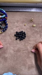 12K views · 280 reactions | Pulseras en elástico, técnica básica.. En el siguiente link, consigues todos los materiales para crear las pulseras de los papacitos..debes crear una cuenta para entrar a la página. Use el hilo .8mm Ónix Helmet Separador hueco ancho Rondelles pave https://en.sunbeads2006.com/shop?Collection=Men%20%2F%20Caballeros | Sun Beads | Facebook