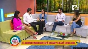 Sorprendente o para muchos difícil de creer, pero mira cómo el hipnotizador Mustafá entró a la mente de esta chica para que hiciera lo que él le dijera en #AcáEntreNos | Canal1