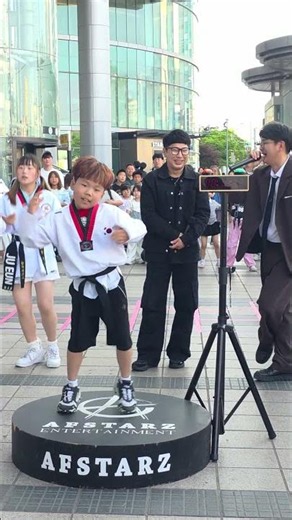 25-Second Timer Dance: Will Seungwoo Succeed? #DancingBear #DancingBearsRandomDance #DancingBears...