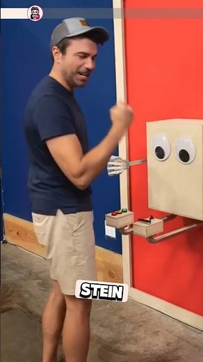 Unbesiegbarer Roboter: Meister im Spiel „Schere, Stein, Papier“