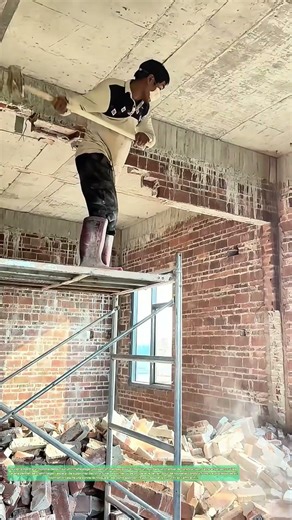 Démolition en action : Comment les outils transforment les murs en décombres ?