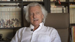 Vedere Ivo Milazzo al lavoro è sempre una gioia per gli occhi, tra acquerelli, fogli sparsi e parole rassicuranti. In attesa del suo ritorno in libreria e fumetteria a distanza di anni con un graphic novel del tutto nuovo, siamo andati a trovarlo nel suo studio, approfittando per sbirciare le tavole originali. Ci ha spiegato come nasce questo inedito - «Tina o Maria - Riflessi di una vita», in uscita entro l’anno - che tipo di lavoro ha richiesto e perché è dedicato alla figura di Tina Modotti. 