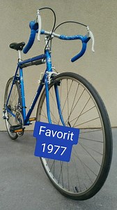 Silniční kolo Favorit je legendární značka československých a českých kol, která se vyráběla ve městě Rokycany. Značka Favorit byla založena v roce 1951 a rychle si získala popularitu jak mezi amatérskými cyklisty, tak mezi profesionály. Favoritky byly oblíbené pro svou kvalitu, spolehlivost a dostupnost. #hbhistory #cestyasny #historyczech #history #photo #old #castle #historical #historyfacts #historytime #mystery #mysterious #dark #facts #science #scary #space #conspiracytheory #world #parano