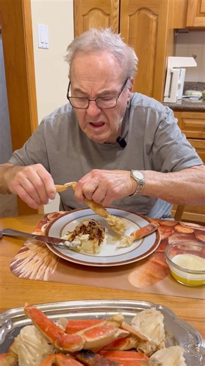 Opa’s Old-School Crab Legs Recipe 🦀🔥 | No Fuss, Just Flavor!