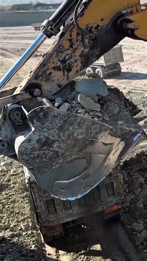 CAT 385C Consistent & Precise Overburden Loading! 💪🔥 #earthmoving #heavyequipment