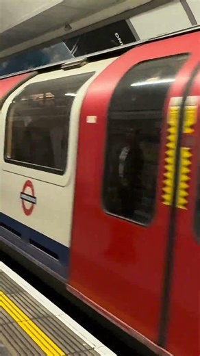 London Underground train arriving #Tube #TrainLife #Viral