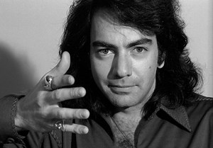 Neil Diamond’s blackface scene might be the most embarrassing moment in Jewish cinema history