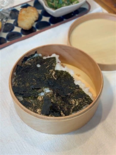 今日は簡単のり弁！ カリカリ梅でも入れたらよかったなぁと見返して思いました😔 【味噌ポテト】 中じゃがいも2個 片栗粉 適量 味噌 砂糖 みりん 各大1 醤油 ちょっと ▷じゃがいもは皮を剥いて1口大にカット ▷柔らかくなるまでレンジでチン（３、４分） ▷片栗粉をまぶして揚げる ▷油を除いて、タレを合わせる ▷煮詰めて完成 2025/02/08に作り方の動画もあります👀 埼玉のご当地グルメだそうです🥔 使用している食材や、物品は楽天ROOMに載せてます⋆* #お弁当 #旦那弁当 #のり弁 #わっぱ弁当