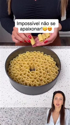Que dicas das irmãs Patricia e Adriana Leal on Instagram: "Um rigatoni de dar água na boca e super fácil de fazer! Cozinhe a massa e coloque os rigatonis em pé em uma forma redonda com fundo removível. Depois, cubra com carne moida suculenta, molho branco cremoso e bastante queijo ralado . Leve ao forno por 20 minutos e prepare-se para o espetáculo: ao desenformar, o resultado é simplesmente incrível — um prato digno de restaurante italiano na sua mesa! I "Créditos ao autor:@the.shaba.kitchen Es
