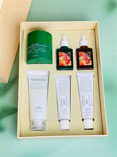 #بكج #دكتور_الثيا #الاصلي #مشاهير_تيك_توك #العراق مجموعة هدايا للعناية بالبشرة من ماركة دكتور ألثيا (Dr. Althea) الكورية. 📦😍🇰🇷 بلسم التنظيف (Pure Grinding Cleansing Balm) وجل التنظيف بالأحماض الأمينية (Green Relief Amino Gel Cleanser). 🌿 سيروم فيتامين سي اللطيف (Gentle Vitamin C Serum) وكريمات مرطبة (كريم 345 Relief وكريم 147 HA). 💆‍♀️ تتميز المنتجات بتركيبات غنية بالمكونات الطبيعية ومصممة لتكون لطيفة وفعالة على البشرة، حتى الحساسة منها. 👌✨ تعالج المجموعة مشاكل البشرة المختلفة مثل الجفاف،