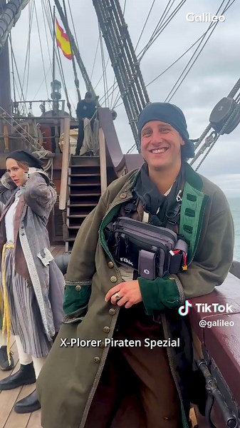 Behind the Scenes beim Galileo X-Plorer #Piraten -Special 🏴‍☠️🚁 Simon steuert unsere FPV-Drohne – mitten auf einem schwankenden #Piratenschiff. 🌊 Was einfach aussieht, ist bei Wind und Wellen echte Präzisionsarbeit.