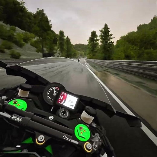 Ninja H2R Crashes Into Slippery Roads on Isle of Man TT Ride4