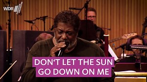 Heute denken wir an George Michael, der vor fünf Jahren viel zu früh verstarb. 😢 Wir ehren den Ausnahmemusiker mit "Don't Let The Sun Go Down On Me", das er oft und unvergesslich mit Elton John performte. Hier singen Laith Al-Deen und Sydney Youngblood den Klassiker. | WDR Funkhausorchester