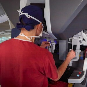 Join us in congratulating the robotic cardiac surgery program at #NYPColumbia for achieving a major milestone: performing 300 robotic cardiac procedures since the program’s inception in September 2023. #NYPColumbia is now one of the highest-volume robotic cardiac surgery centers in the country. “In just two years, we’ve demonstrated that robotic cardiac surgery can be performed safely, effectively, and with high patient satisfaction,” says Dr. Arnar Geirsson, director of the Cardiovascular Insti