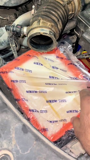 مشهد كوميدي مع ميكانيكي وحركات مضحكة