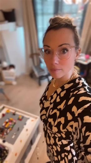 Rangement legos —————————- Avec notre table de lego (DIY en stories permanentes!) • Vous trouvez des LEGO partout dans votre maison. Non, on va plutôt dire que vous n’en pouvez plus avec tous ces LEGO dans votre maison… Et encore moins sous vos pieds ! En effet, les LEGO peuvent être rapidement difficiles à ranger. • Nous avons opté depuis quelques années pour les TOURS DE TIROIRS chez @gifi et @action.france Ce type de tour se trouve dans les magasins du type @gifi.officiel ou magasins de brico