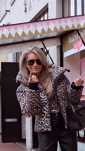 NIKKIE (Nikkie Plessen) on Instagram: "😍🎿 NIKKIE’S SKI BOUTIQUE is officieel geopend! En dat vieren we met iets lekkers 😜…mijn LIMITED NIKKIE SKI BOSSCHE BOL….. met CARAMEL mijn verslaving 😂 🤩🐆❄️ Deze exclusieve après-ski treat is alleen in de maand november verkrijgbaar bij @royaldenbosch in Den Bosch 🤍 Shop een NIKKIE SKI item in de NIKKIE SKI BOUTIQUE en ontvang een voucher voor een GRATIS bol of kom langs bij Bakkerij Royal om ’m te proeven. Ik ben benieuwd wat jullie ervan vinden! 💋