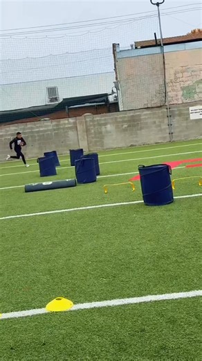 Rob on Instagram: "In TheLab🧪🥼 #coachrobrbu👨🏾‍🏫 #drillstranslatetothefield📽⭐️ #runningbacktraining #explore"