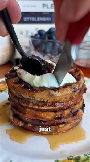 😍 FULL RECIPE IN THE FIRST COMMENT 👇 LOW-CARB BLUEBERRY WAFFLES 😋 Save this recipe and try in your next meal prep moins. #ketoideas #ketosnack #ketorecipes #cottagecheese #waffles Source chef Josh gale | Keto diet official account