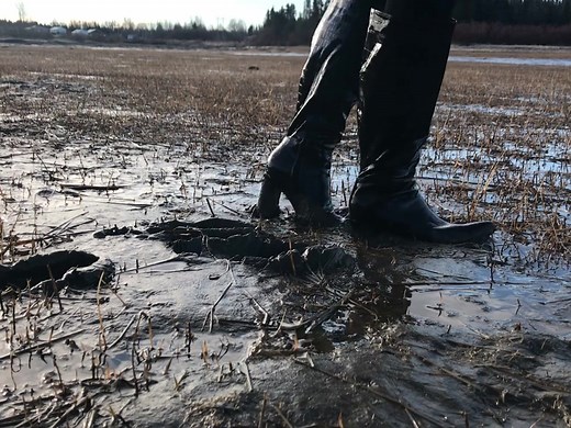 Riding heel knee boots in mud 01