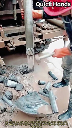 시추 작업 중 파이프 안의 암석 샘플을 빼내는 방법 #worker #process #geology #machinery #sampling
