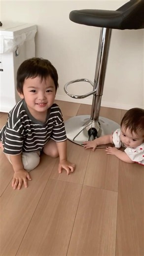 楽しそうに遊ぶ２歳児と赤ちゃん#2歳差育児