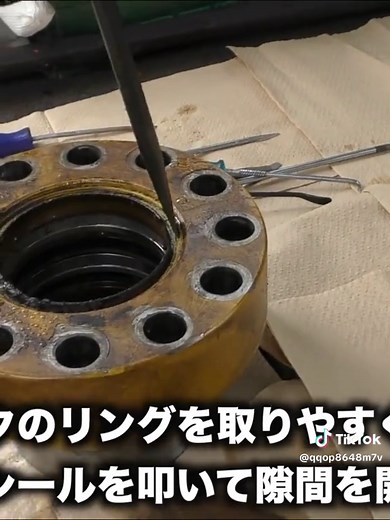 油圧シリンダー分解の過酷な作業