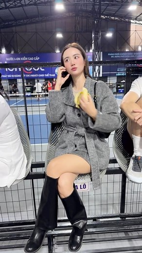 282K views · 866 reactions | C gái đeo boot nhà Lalisa Korea suốt chứng tỏ boot đẹp đúng khum ạ kkk dù c tui toàn xài hàng xịn nhưng boot đeo mấy mẫu hot nhà e miết lun nha Lỡ tay ấn app r chứ c hợp cam thường hơn | Lalisa Korea | Facebook