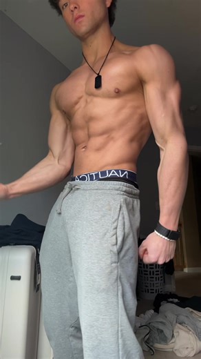 Rhys (@rhys.fit)’s videos with original sound - Avery 🪽