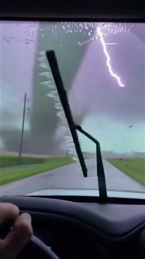 tornado suddenly turns on storm chaser (too close)